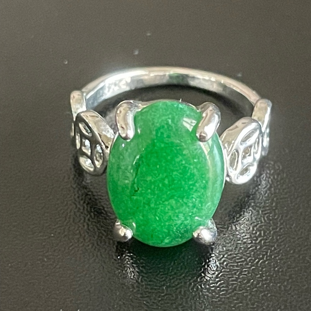 Oval green jade stone ring size 5.5 - Picture 1 of 9